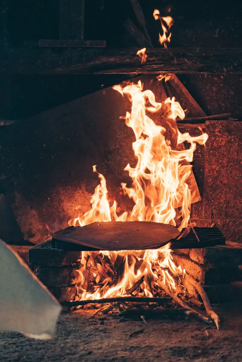 Fladenbrot gart direkt über einem offenen Holzfeuer
