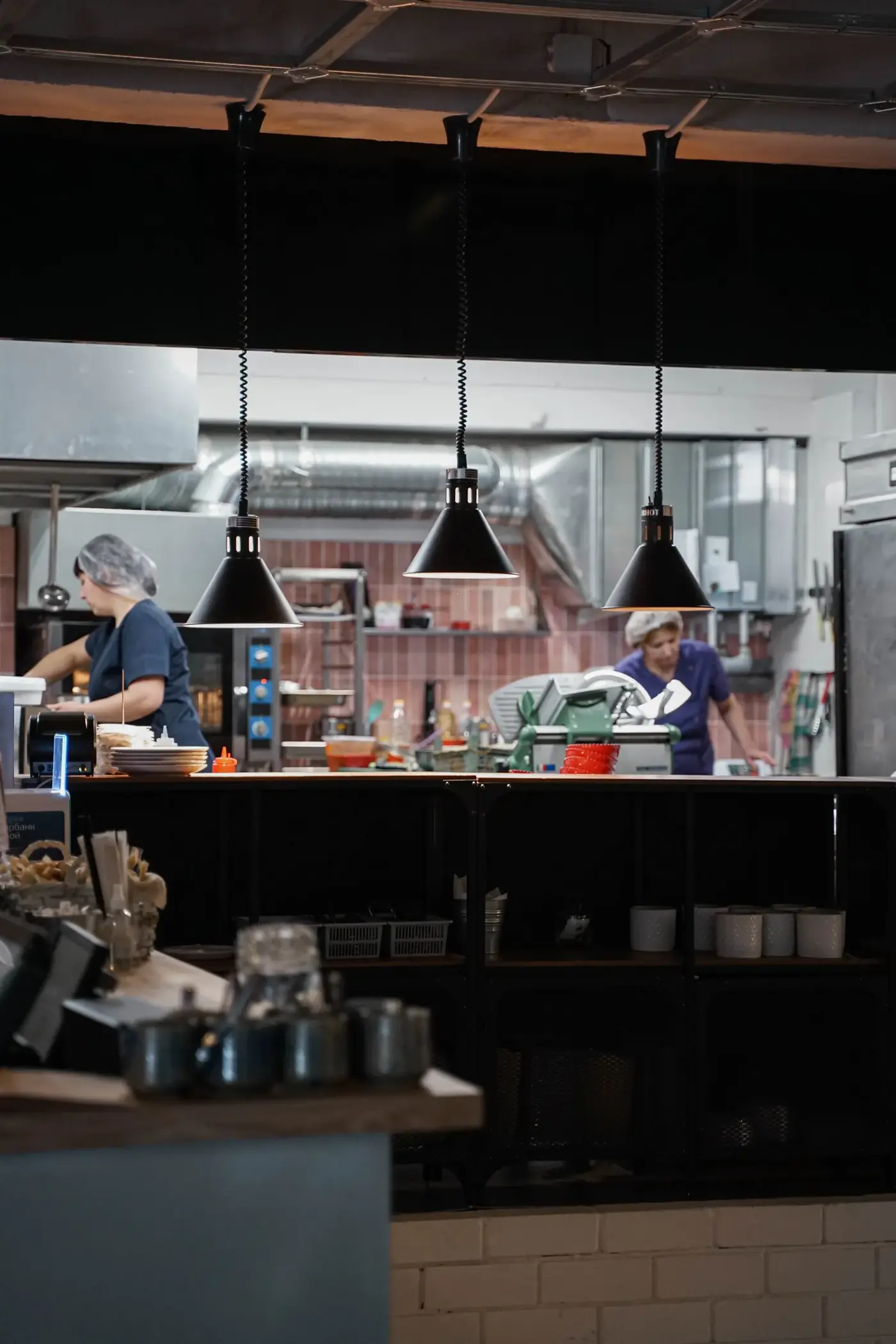 Zwei Köchinnen arbeiten in einer offenen Restaurantküche